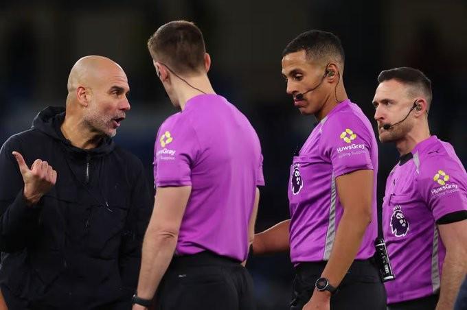 星空体育登陆首页-记者：曼城vs狼队主裁未被取消英超执法资格，按计划执法英冠